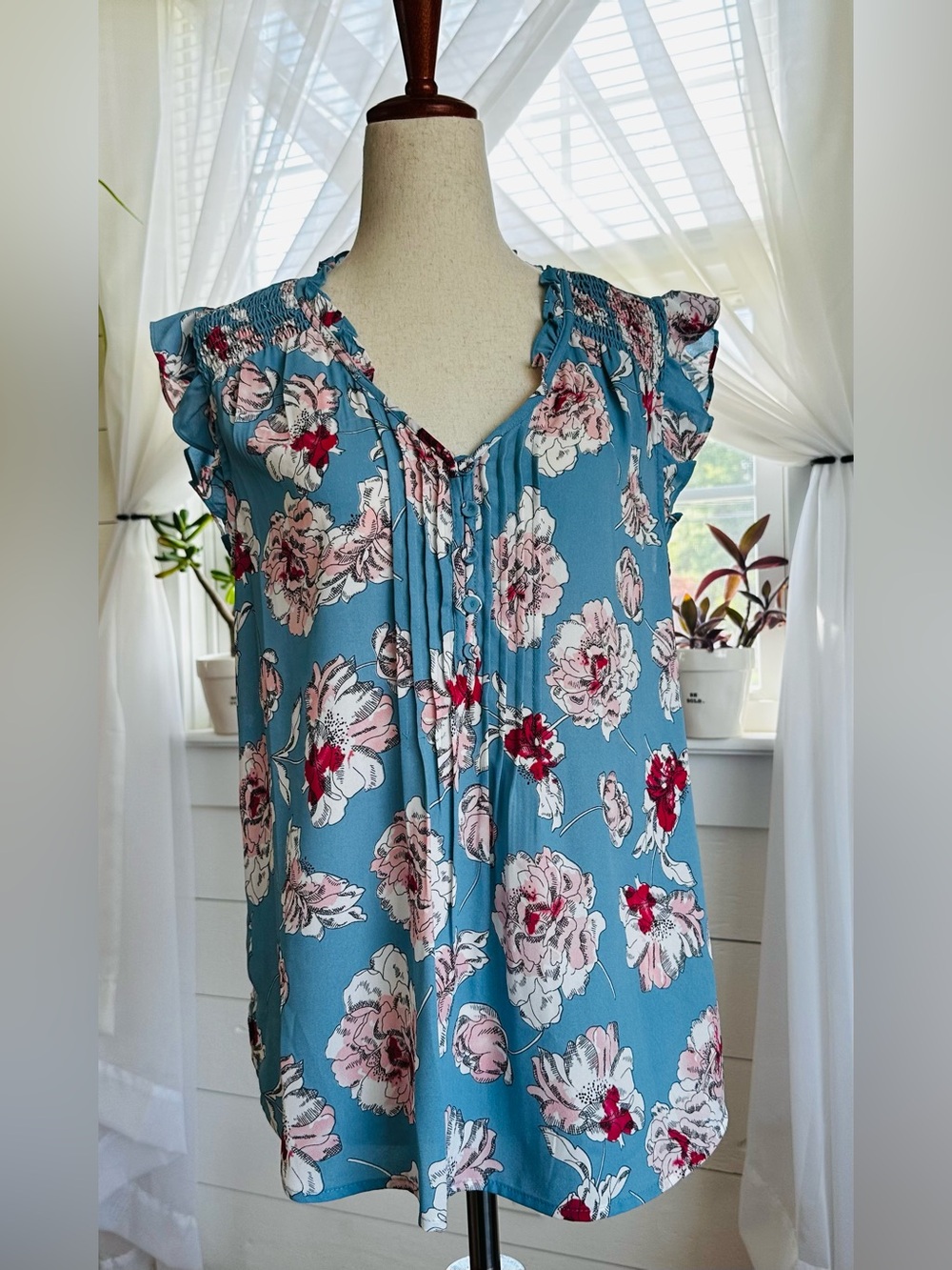 NWT! Daniel Rainn Liona Flutter Detail Blouse.
Dusty Blue / Pink Floral
Size: S
